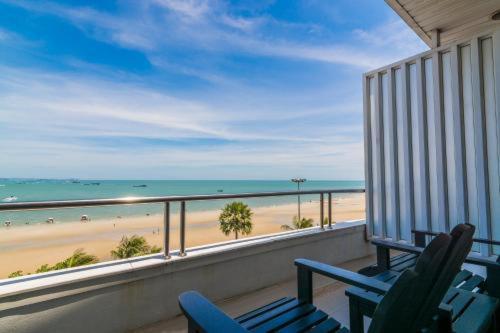 Baboona Beachfront Living Паттая Екстер'єр фото